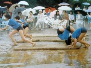 体育祭雨の中の前転 昭和61年